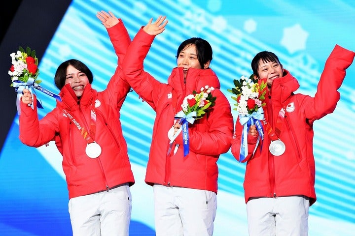 表彰式では満面の笑みを浮かべた日本チーム（左から佐藤、高木美、高木菜）。堂々の銀メダルだ。(C)Getty Images
