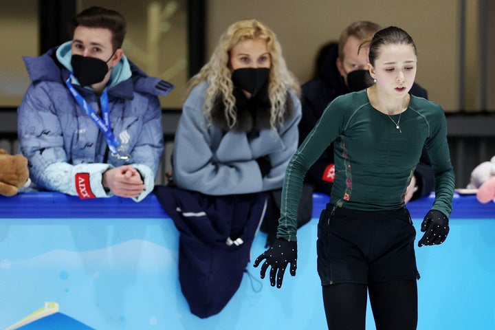 ロシアが国を挙げてバックアップしている『サンボ70』でトレーニングしているワリエワ（右）。金髪の女性が指導しているエテリ・トゥトベリーゼコーチ。(C)Getty Images