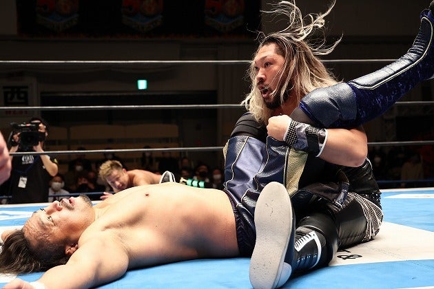 最後は後藤との一騎打ちを制したEVIL。試合後のマイクもいつも以上に饒舌だった。(C)新日本プロレス