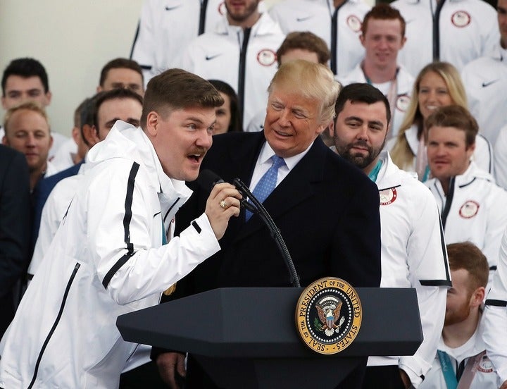 平昌五輪で金メダルを獲得し、ホワイトハウスでスピーチするハミルトン（左）。トランプ前大統領（右）もタジタジ!? (C)Getty Images