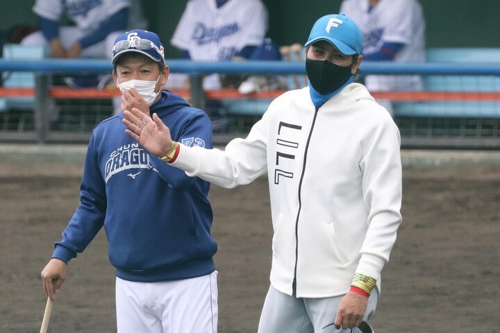 立浪監督（左）と新庄監督（右）による注目の新指揮官対決は、前者に軍配が上がった。写真：産経新聞社