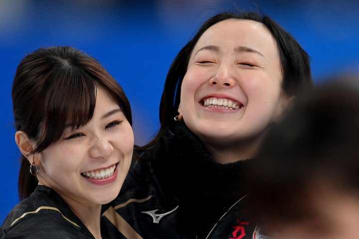 韓国が敗れ、４強入りが決定した日本代表のロコ・ソラーレ。(C)Getty Images