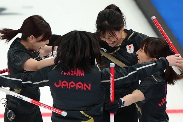 歓喜の勝利を飾った日本の面々。インタビューエリアでは人目をはばからずに涙を流した。(C)Getty Images