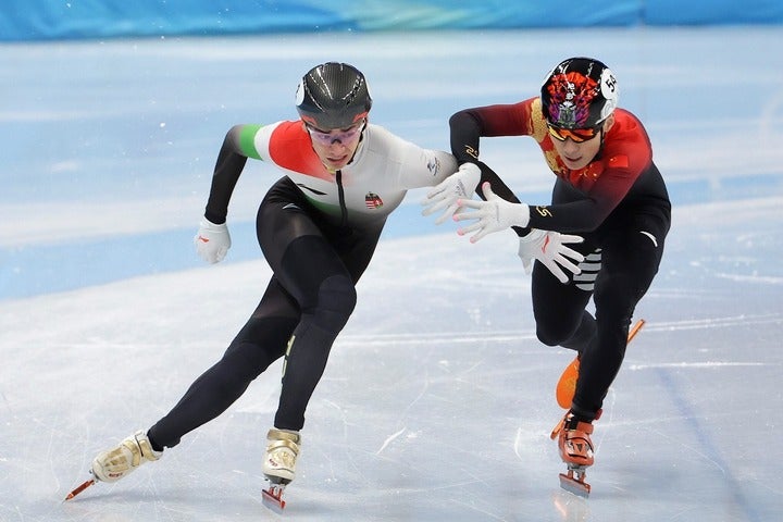 ショートトラック男子1000メートル決勝。ハンガリー選手（左）と中国選手（右）がもつれ込むようにゴールしたが、前者にのみペナルティが科された。(C)Getty Images