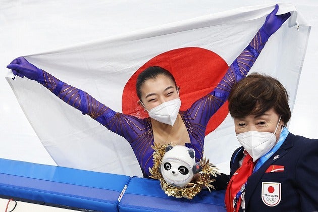 堂々たる演技で銅メダルを手にした坂本。満面の笑みを浮かべた彼女を元米代表戦士が称えた。(C)Getty Images