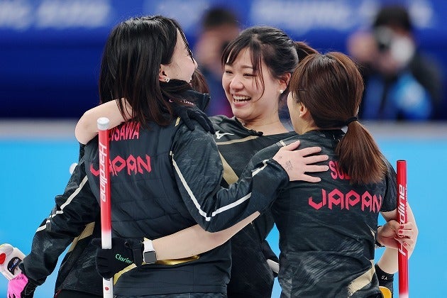決勝で敗れたものの、笑顔を浮かべた日本の選手たち。大会を通して常に相手を敬った彼女たちは、カーリング精神を貫いた。(C)Getty Images