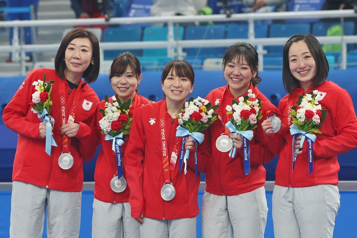 日本史上初の銀メダルに輝いたロコ・ソラーレ。彼女たちのパフォーマンスは、日本国民を勇気づけた。(C)Getty Images