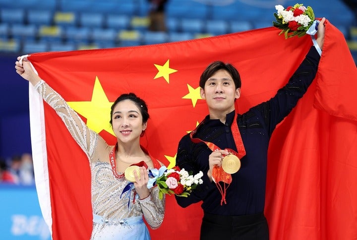 北京五輪フィギュアのペアで金メダルに輝いた韓聡（右）と隋文静（左）。翌日のエキシビションでもファンを存分に魅了した。(C)Getty Images