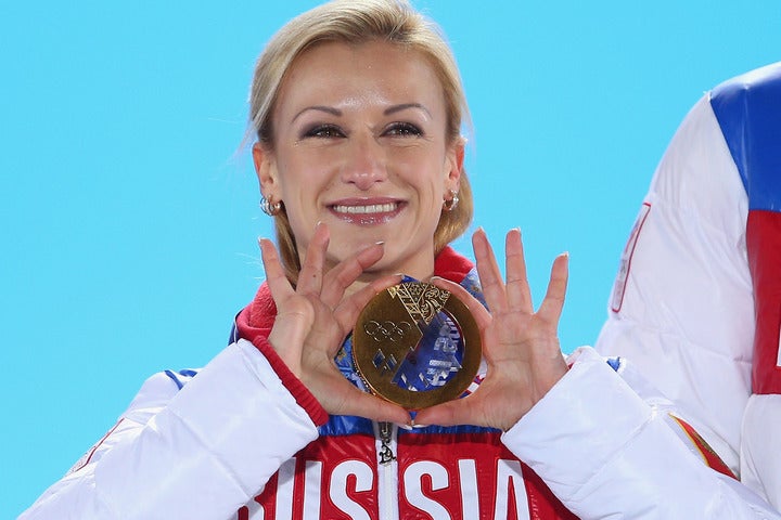 ソチ五輪の表彰台で金メダルを掲げるボロソジャル氏。母国を巡る問題に心を痛めている様子だ。(C)Getty Images