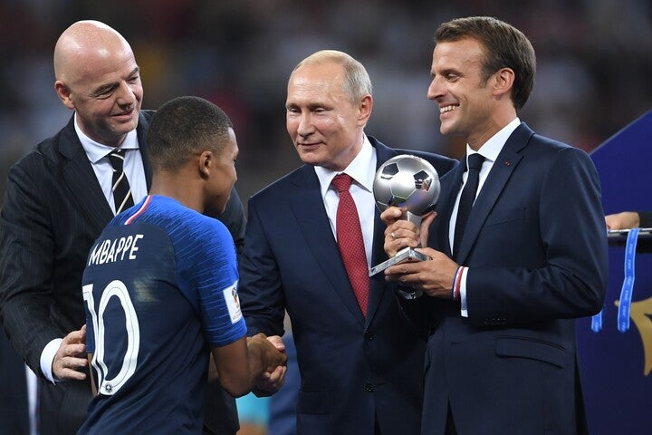 2018年にロシアで開催されたワールドカップでは、プーチン大統領が選手にメダルを授与する場面も。(C)Getty Images