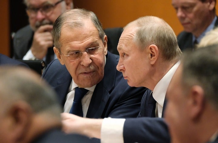 プーチン大統領（右）の右腕であるラブロフ外相（左）。スポーツ界におけるロシア締め出しに関して、私見を述べた。(C)Getty Images