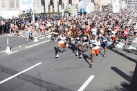 スタート直後の様子。キプチョゲは、東京の街を２時間２分40秒で駆け抜けた。(C)東京マラソン財団