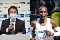 レース後の会見で瀬古氏（左）は、優勝したキプチョゲ（右）の走りを称賛した。(C)東京マラソン財団
