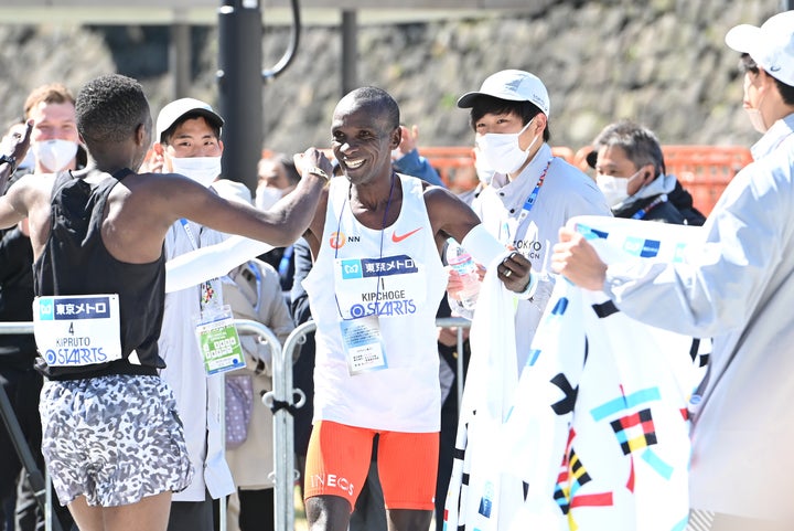 レース後、36キロ付近まで共に走ったアモス・キプルト（左）と健闘を称え合ったキプチョゲ（右）。(C)東京マラソン財団