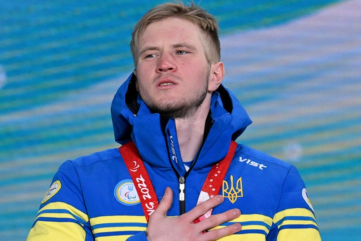 銅メダルを首から下げるスイアルコ。ロシアの軍事侵攻に胸を痛めながらも、なんとか表彰台に食い込んだ。(C)Getty Images