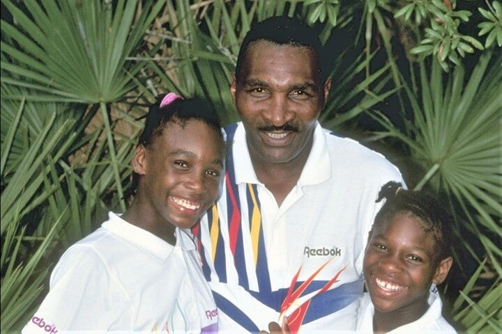 リチャード・ウィリアムズ（写真中央）は二人の娘が生まれる前からテニス界の女王に育て上げるとこと決めていた。（C）Getty Images