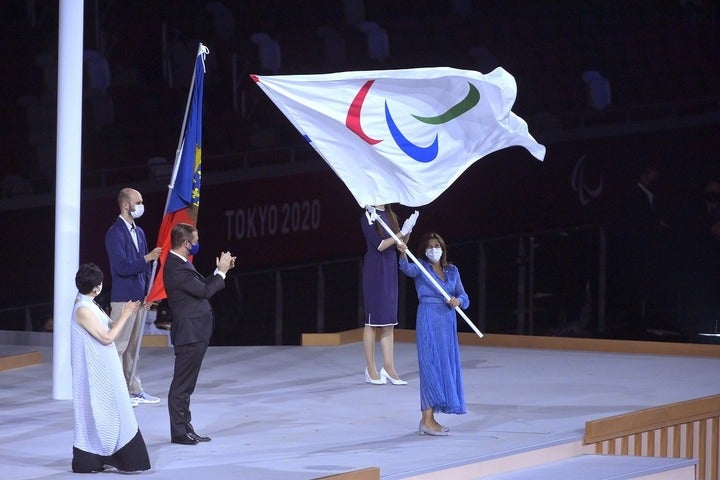 東京パラリンピックの閉会式で大会旗をふるイダルゴ市長。(C)Getty Images