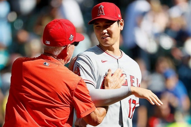 大谷（右）のような二刀流プレーヤーを生む流れとなるのか。新ルール導入についてマッドン監督（左）の考えは――。(C)Getty Images