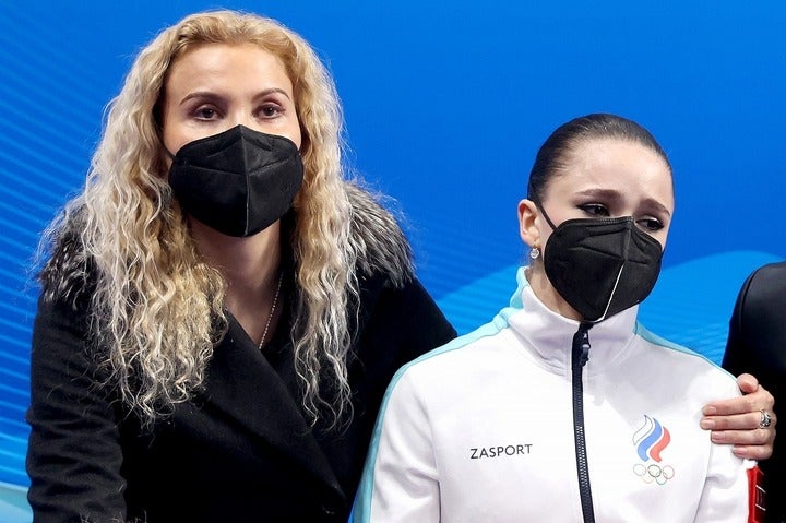 北京五輪のキス＆クライ。ワリエワ（右）とコーチのトゥトベリーゼ氏（左）が並ぶ。(C)Getty Images