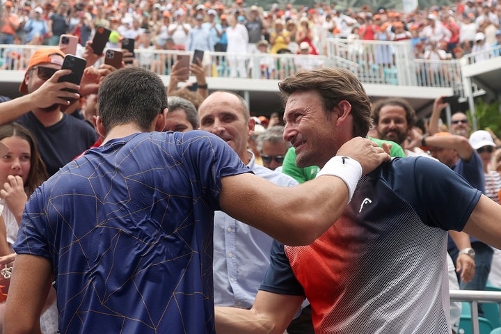 マイアミOP優勝後に喜びを分かち合ったアルカラス（左）とフェレーロ氏（右）。（C）Getty Images