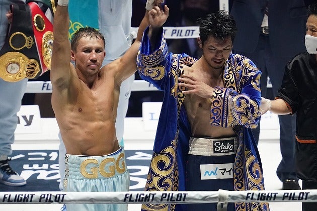 世界が驚く善戦を演じた村田（右）を称えたゴロフキン（左）。彼が試合後にライバルへ手渡したのは、“勝負服”だった。(C)Getty Images