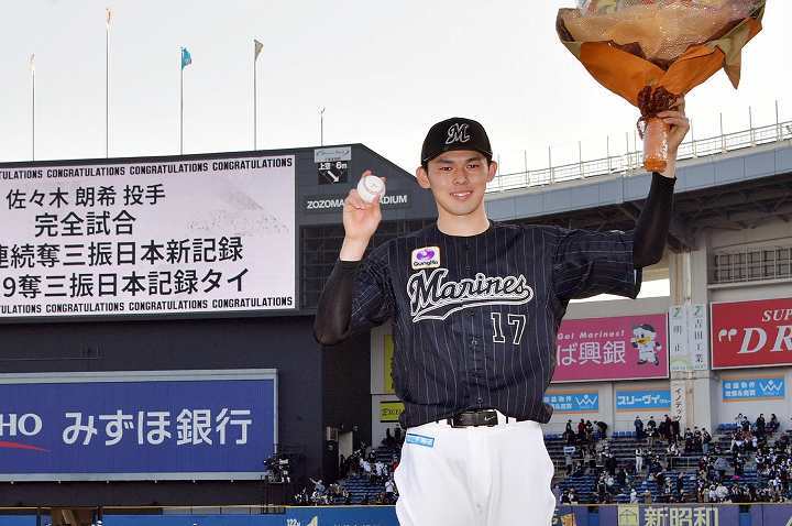 佐々木は完全試合を達成した上に、日本新記録となる13者連続奪三振を記録。日本記録タイとなる19奪三振もマークした。写真：産経新聞社