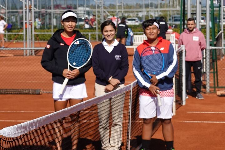 初めてのＢＪＫ杯の舞台で勝利を挙げた内島（左）。写真提供：公益財団法人日本テニス協会