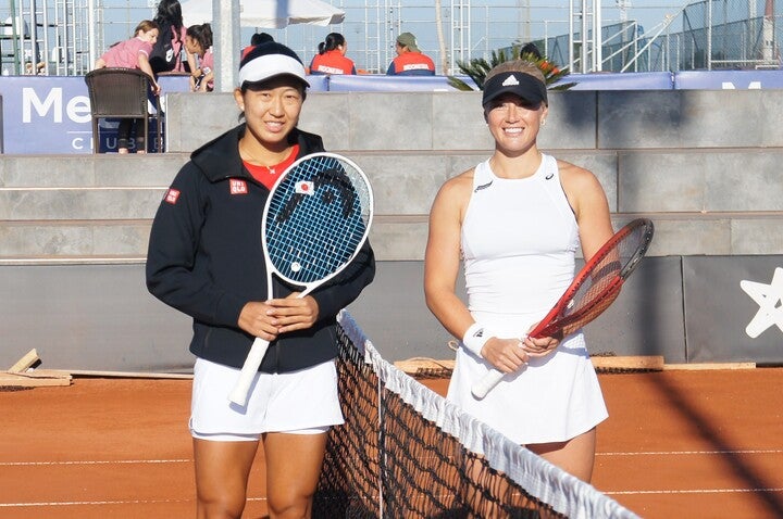 シングルス１で出場し手ごたえをつかんだ内島（左）。写真提供：公益財団法人日本テニス協会
