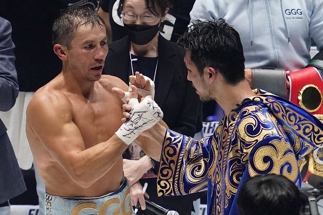 試合後のリング上でも村田と握手を交わすとともに、自身のガウンを差し出したゴロフキン。彼が控え室でも魅せた振る舞いに対する反響はいまだ収まらない。(C)Getty Images