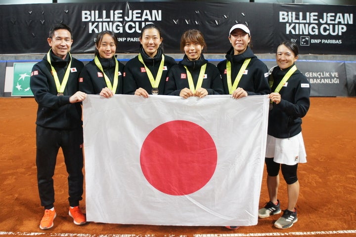見事に全勝でアジア／オセアニア・グループの突破を決めた日本代表チーム。11月のプレーオフの切符を手にした。写真提供：公益財団法人日本テニス協会