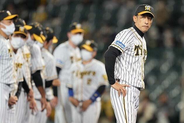 日本プロ野球では成功例はほぼ皆無。結果が出ていないのは確かだが、矢野監督（写真右側）を解任しただけで阪神がトンネルを抜けられるかは……。写真：産経新聞社
