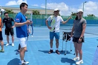 沖縄のキャンプには、錦織、伊達という日本テニス界が有する最高峰の人材が揃い、情熱的な指導が行なわれた。写真：内田暁