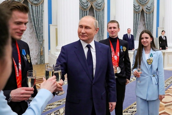 北京五輪のメダリストたちと談笑するプーチン大統領（右端はワリエワ）。(C)REUTERS/AFLO