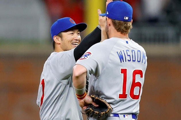 ウィズダム（16番）の本塁打を満面の笑みで喜んだ鈴木（左）。その姿に称賛の声が相次いだ。(C)Getty Images