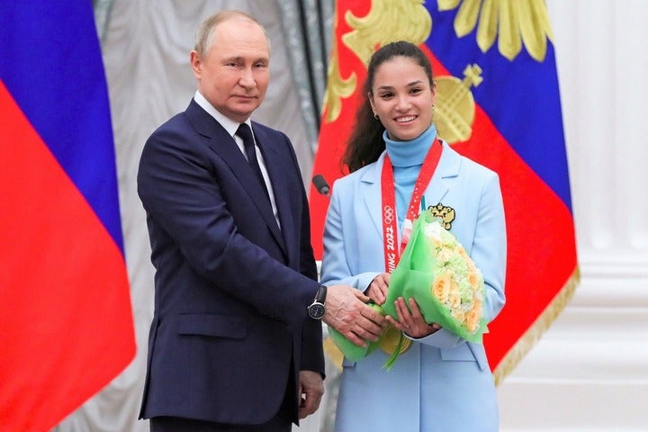 自由奔放な振る舞いで、ロシア国内での人気も高いステパノワ（右）。プーチン大統領（左）と初対面では終始興奮気味だった。(C)REUTERS/AFLO