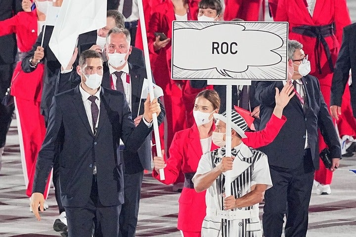 東京五輪の開会式ではROCの旗手を務めた。右がヴェリカヤで、左が男子バレーボールのミハイロフ。(C)Getty Images
