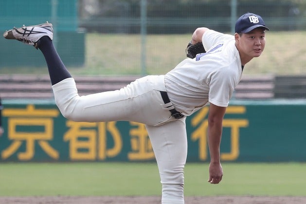 名門がひしめく関西学生野球春季リーグで、存在感を示している水口。力強い投球にはプロ12球団のスカウトも舌を巻く。写真：大友良行
