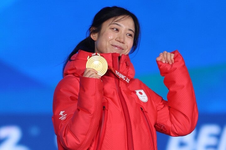 北京五輪では1000メートルで金メダルを獲得した高木美帆は、28日の日本ハム戦で始球式を行なった。(C)Getty Images