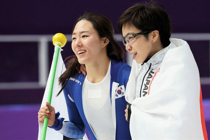 平昌五輪でのイ・サンファ（左）と小平（右）。永遠のライバルコンビにして、信頼厚き親友同士だ。(C)Getty Images