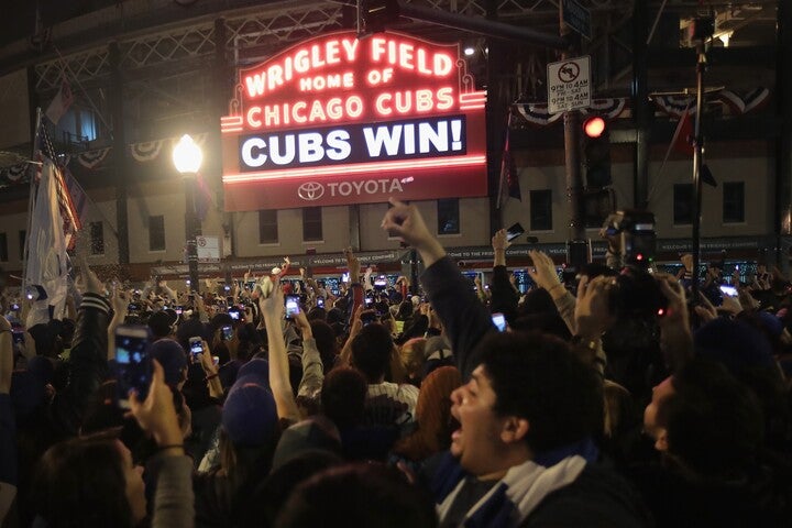 実に108年ぶりとなるワールドシリーズ優勝が決まった瞬間、シカゴの街は歓喜に包まれた。(C)Getty Images