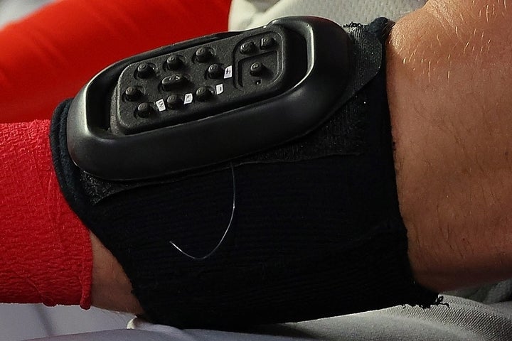 捕手が左腕に装着しているピッチコム。ボタンを押して投手にサインを伝える。(C)Getty Images