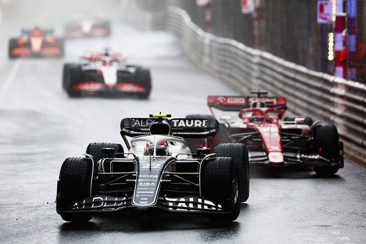 雨の中でのレースとなったモナコGP。角田は完走したなかでは最下位に終わった。(C) Getty Images