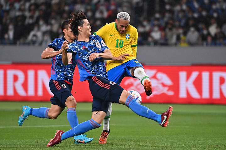 ネイマールのシュートを身を挺して阻む板倉。日本の守備は終盤までブラジルを封じ込んだ。(C) Getty Images