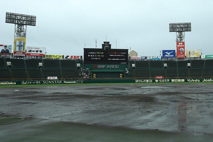 雨に濡れる甲子園球場。ドーム球場以外では、雨はほとんど百害あって一利なしだ。写真：滝川敏之
