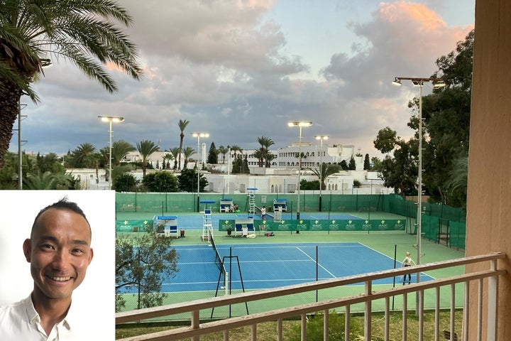 海外の下部ツアーは、テニスコートを持つリゾートホテルが集客の手段として開催することが多い。写真はチュニジアの試合会場（左下は著者の市川誠一郎選手）。写真：本人提供