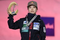 北京五輪ではメダルが期待されるも、個人、混合団体で４位に終わった高梨が、現役続行を表明した。写真：AFP/アフロ