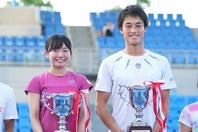 テニス界注目の新ツアーで優勝を飾った男子の今井慎太郎（右）と女子の荒川晴菜（左）。100万円の賞金を手にした。写真：田中研治