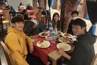 チュニジアの下部ツアーでは、ホテルにこもりきりの生活が続く。食事も単調になりがちだが、日本人選手は調味料を持ち込んで工夫する。写真提供：市川誠一郎（左から２人目）