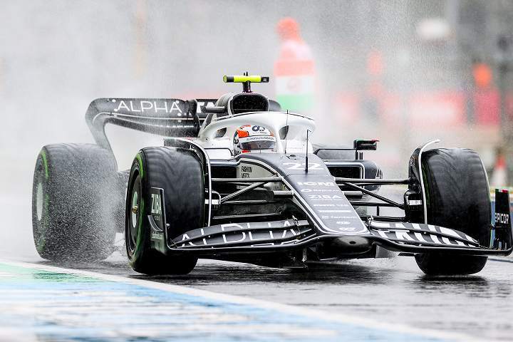 英国GP予選は雨中での走りに。角田はドライ寄りのセットアップで臨むもQ２進出を果たした。(C) Getty Images
