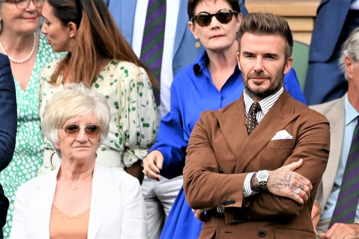 ウインブルドンで母サンドラさん（左）と試合観戦を楽しんだサッカー元イングランド代表のベッカム氏（右）。(C)Getty Images